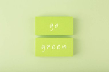 Açık renkli yeşil arkaplana karşı yeşil yazıya sahip modern minimal kompozisyon. Çevreci olma, geri dönüşüm, azaltma, yeniden kullanma ve çevre dostu yaşam tarzı kavramı