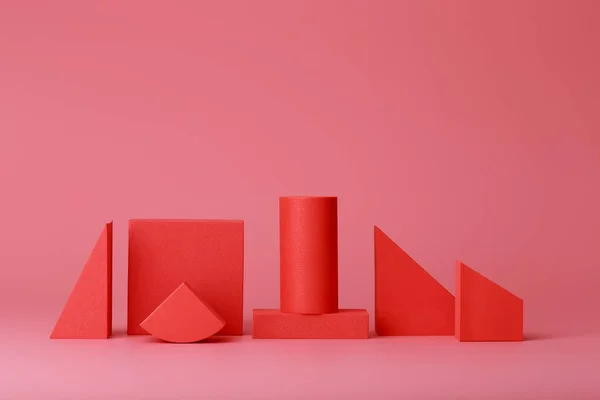 Rode Geometrische Figuren Tegen Donkerroze Achtergrond Met Kopieerruimte Concept Van — Stockfoto