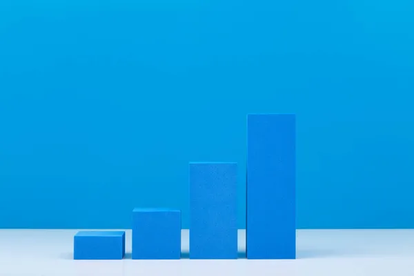 İş kavramı. Mavi arka planda yükselen dinamik mavi performans grafiği. Çizelge pazarlama, yıllık veya kurumsal rapor, satış veya büyüme değerlendirmesi ve analitik 