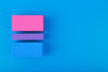 Mavi arka planda renkli bloklardan yapılmış biseksüel gurur bayrağıyla yatıyordu. lgbtq artı toplum kavramı, Gurur ayı, cinsel azınlık ve hoşgörü