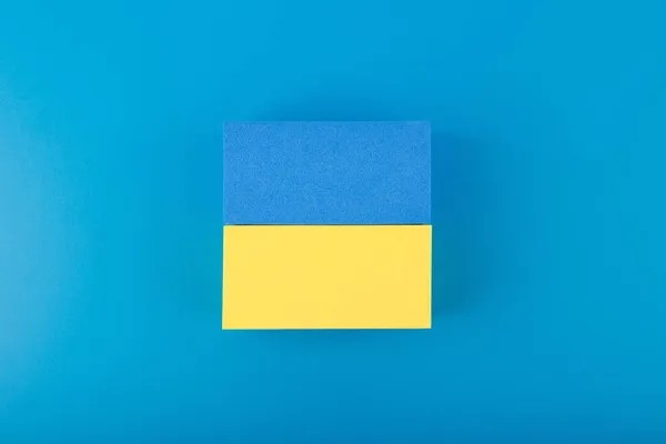 우크라이나 국기가 창의적 지붕은 어두운 파란색 배경에 무늬가 장난감 직사각 — 스톡 사진