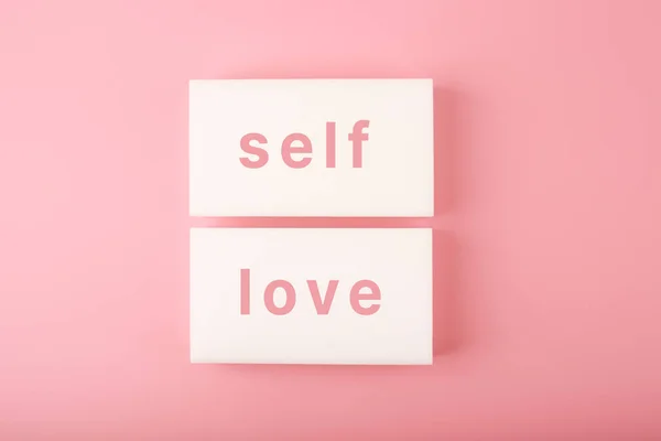 流行最小限の自己ピンクの色の創造的な概念を愛する 精神衛生 自己受容 自己ケアと尊敬または単一の概念であること シンプルでエレガントな構成 — ストック写真