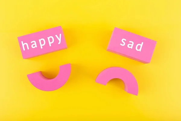 Mutsuz Üzgün Mutlu Gülümseyen Sarı Arkaplandaki Sarı Figürlerden Yapılmış Gülümseme — Stok fotoğraf