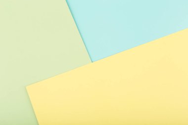 Parlak sarı, yeşil ve yeşil kağıttan yapılmış çok renkli bir arka plan. Web sitesi, pankart ve metin için alanı olan reklam şablonu kavramı
