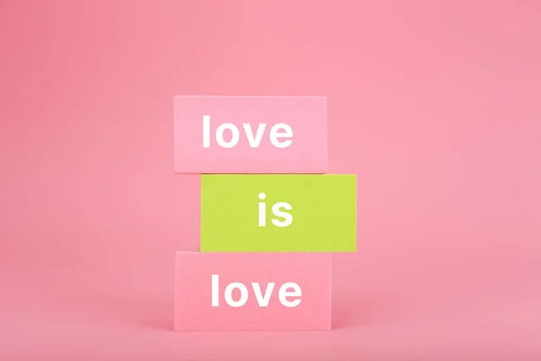 Liebe Ist Liebe Geschrieben Auf Einem Stapel Gelber Und Pinkfarbener — Stockfoto