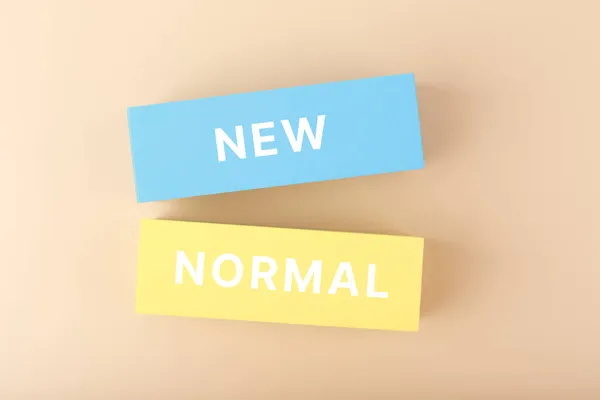 Nuovo concetto minimale normale. Testo su rettangoli gialli e blu su sfondo beige pastello — Foto Stock