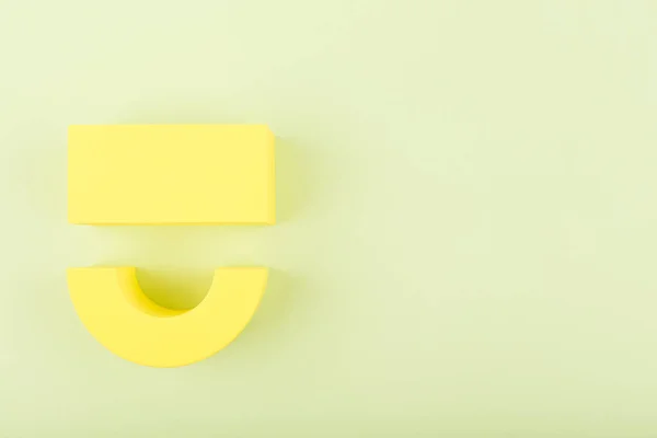 Glad gul leende symbol på ljusa pastell grön bakgrund med kopia utrymme. Emoji och positiva känslor koncept — Stockfoto