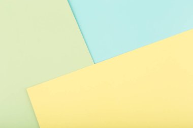 Parlak sarı, yeşil ve yeşil kağıttan yapılmış çok renkli bir arka plan. Web sitesi, pankart ve metin için alanı olan reklam şablonu kavramı