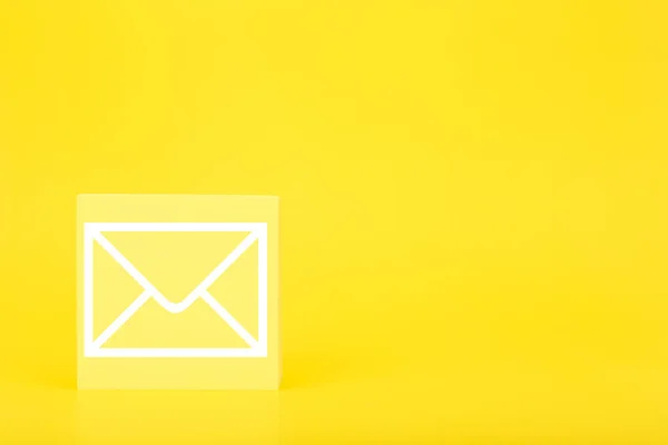 이메일 마케팅 프로모션 노란색 배경을 배경으로 장난감 Envelope — 스톡 사진