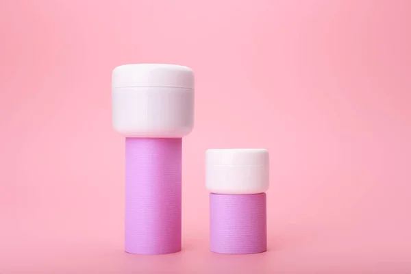 Conjunto Moderno Moda Dois Frascos Cosméticos Brancos Formas Geométricas Rosa — Fotografia de Stock