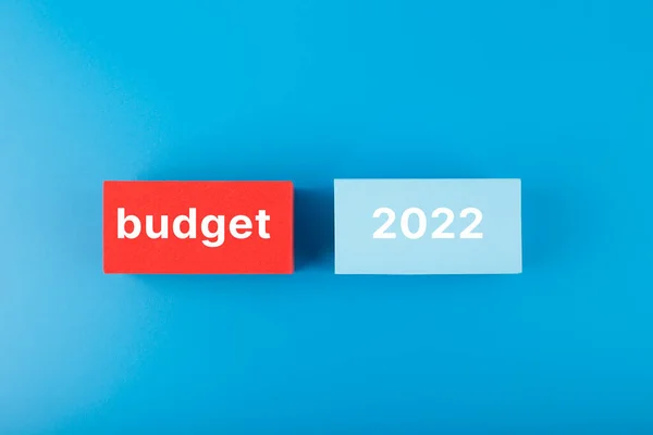 Бізнес-план або бюджетна концепція 2022. Бюджет тексту 2022 року, написаний на червоно-синіх прямокутниках на темно-синьому фоні — стокове фото
