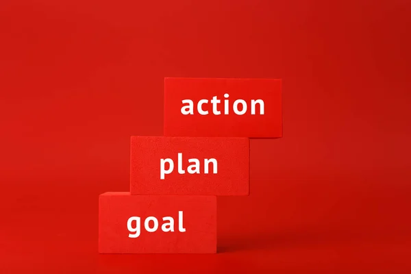 Мета, план, дія, написана на червоних прямокутниках як драбина на червоному тлі. Концепція бізнесу — стокове фото