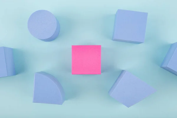 Roze Kubus Blauwe Geometrische Figuren Blauwe Achtergrond Individualiteit Anders Zijn — Stockfoto