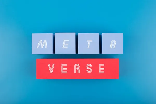 Mavi ve kırmızı renklerde metaverse modern minimal konsept. Mavi küpler ve koyu mavi arkaplan karşısında kırmızı dikdörtgen üzerine metaevren tek bir kelime. Yenilik ve yeni teknolojiler. 