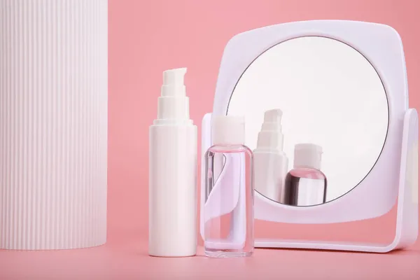 Modernes Trendiges Set Aus Zwei Kosmetikflaschen Neben Weißer Säule Und — Stockfoto