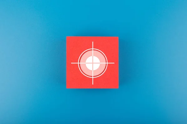 Mål Symbol Röd Leksak Kub Mitten Mörkblå Bakgrund Begreppet Mål — Stockfoto