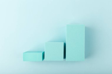 Fotokopi alanı olan mavi arkaplana karşı yükselen dinamik iş performans grafiği