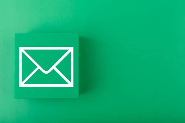 Концепция электронной почты Оболочка нарисована на игрушечном квадрате на темно-зеленом фоне с копировальным пространством — стоковое фото