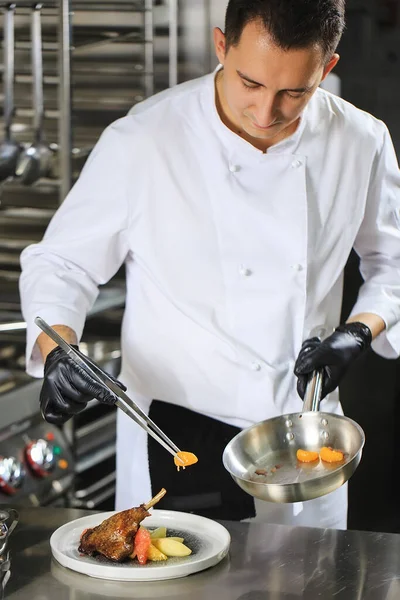 Chef Preparando Plato Cocina Decoración Plato — Foto de Stock