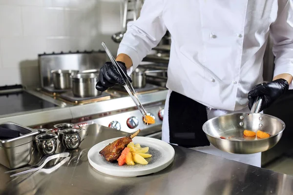 Chef Preparando Plato Cocina Decoración Plato — Foto de Stock