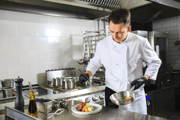 Chef Preparando Plato Cocina Decoración Plato — Foto de Stock