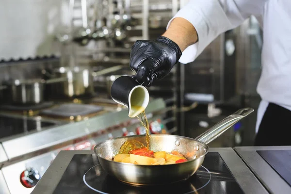 Close Chef Hands Cooking Food Fire Chef Burns Food Professional — Stock Photo, Image