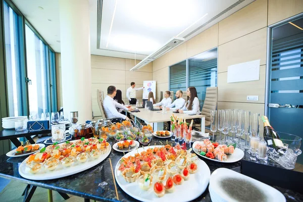 Catering Ufficio Tavolo Con Tartine Vari Snack Serviti Sullo Sfondo — Foto Stock