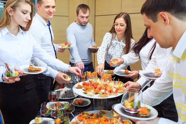 Comida Buffet Catering Comedor Comida Parte Compartiendo Concepto Grupo Personas — Foto de Stock