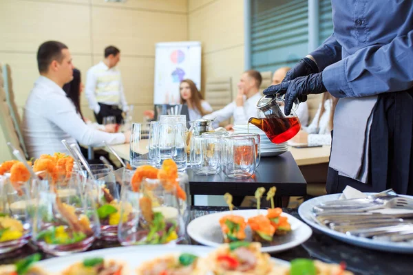 Genç Bir Garson Yemek Servisi Için Içki Dolduruyor Telifsiz Stok Imajlar