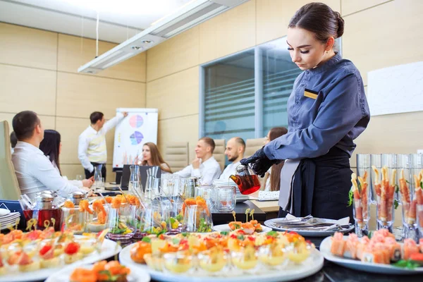 Jovem Garçom Serve Bebidas Para Catering Imagens De Bancos De Imagens