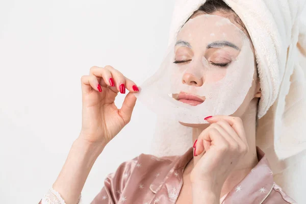 Péče Obličej Kosmetické Procedury Žena Prostěradlem Hydratační Maska Tváři Izolované — Stock fotografie