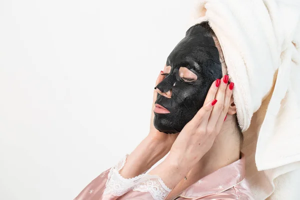 Péče Obličej Kosmetické Procedury Žena Prostěradlem Hydratační Dřevěné Uhlí Masky — Stock fotografie