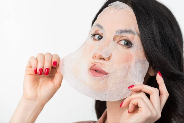 Yüz Bakımı Güzellik Tedavileri Yüzünde Nemlendirici Maske Olan Bir Kadın — Stok fotoğraf