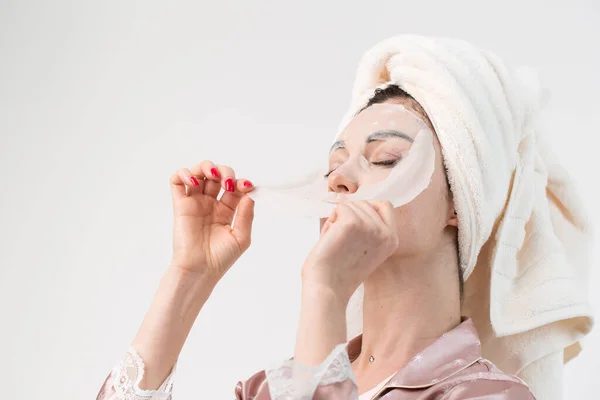 Cuidados Faciais Tratamentos Beleza Mulher Com Uma Máscara Hidratante Folha Imagens De Bancos De Imagens Sem Royalties