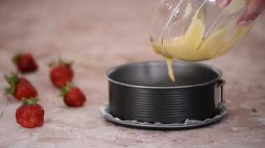 Kadın Elleri Vurucuyu Pan 'a Döküyor.