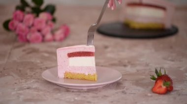 Lezzetli çilekli pasta, aynalı kremalı..