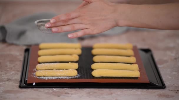 Saupoudrer Pâte Brute Pour Éclairs Sur Une Plaque Pâtisserie Avec — Video
