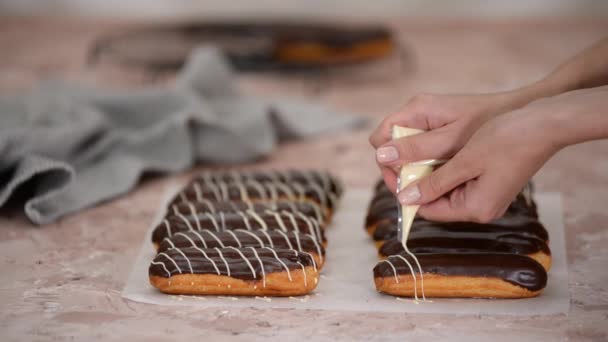 Šéfkuchař Nalévá Bílou Čokoládu Francouzská Jídla — Stock video