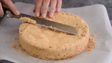 Bir ev hanımı kremalı fındıklı pasta kesiyor. Ukrayna Kiev Pastası Yapımı.