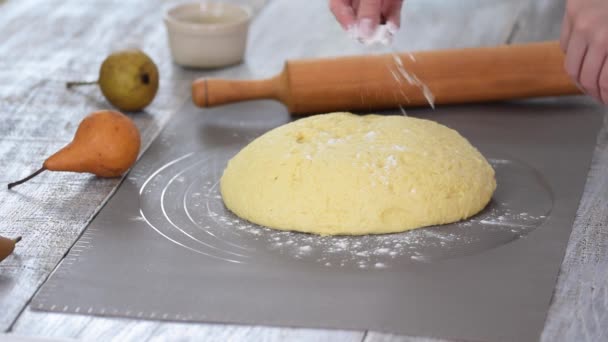 Kobieta Kucharz Surowym Ciastem Młoda Samica Przygotowująca Ciasto Chlebowe Stole — Wideo stockowe