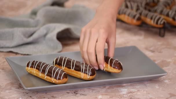 Pastel Postre Francés Con Chocolate Natillas Postre Francés Tradicional — Vídeos de Stock