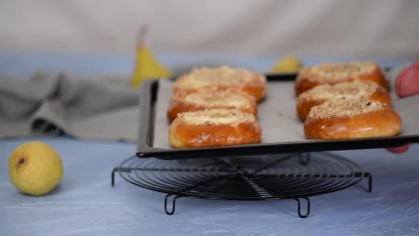 Φρεσκοψημένα Γλυκά Γεμιστά Ψωμάκια Αχλάδια — Αρχείο Βίντεο