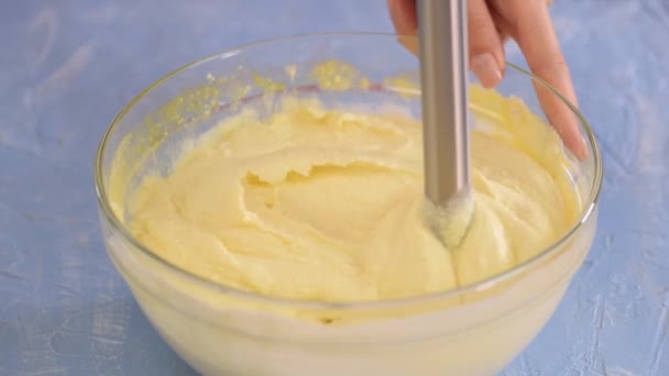 Chef-kok maakt kaas mix voor kaas pannenkoek in restaurant. Blender zweept de kwark. — Stockvideo