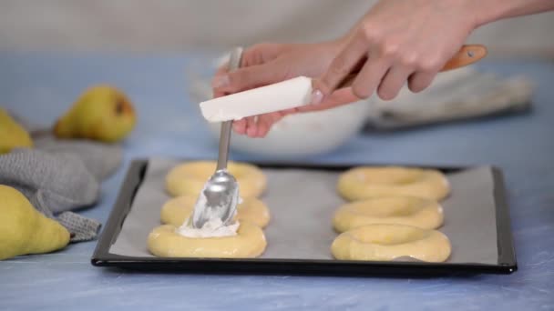 Γυναίκα κάνει ανοιχτά ψωμάκια με τυρί κρέμα και αχλάδι. — Αρχείο Βίντεο