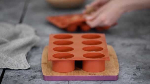 Steg för steg process att göra choklad mousse kaka. Matlagning fransk dessert. — Stockvideo