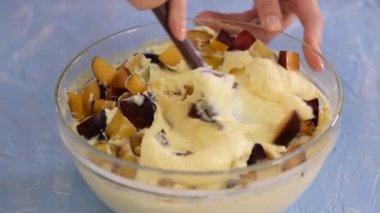 Ev hanımı hamuru erikle karıştırır. Erikli Cheesecake yapıyorum..