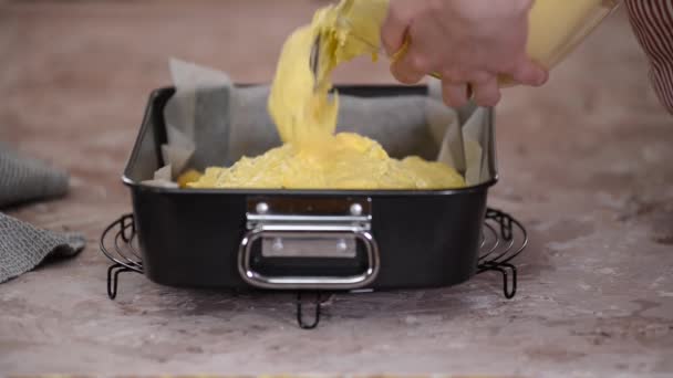 Mãos femininas fazendo cheesecake polonês caseiro. — Vídeo de Stock