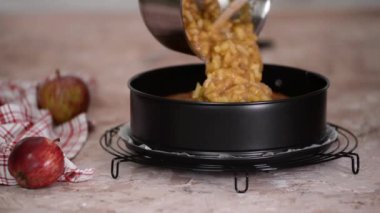 Elma Turtası Hazırlayan Kişinin Yakın Çekimi.