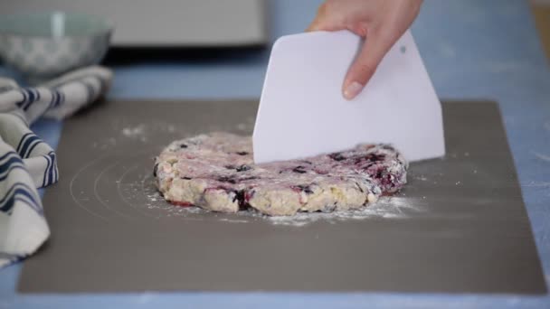 女孩在厨房里用蓝莓做自制的烤饼. — 图库视频影像