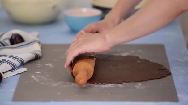 Piekarz Wprowadzenie Ciasta Czekoladowego Postaci Pieczenia Podczas Pieczenia Ciasta — Wideo stockowe